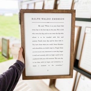 Pode incluir: Uma impress&atilde;o emoldurada com uma moldura de madeira apresenta uma cita&ccedil;&atilde;o de Ralph Waldo Emerson. A cita&ccedil;&atilde;o diz: "Ele disse: 'Escreva isso em seu cora&ccedil;&atilde;o que cada dia &eacute; o melhor dia do ano. &Eacute; rico quem possui o dia, e ningu&eacute;m possui o dia que permite que seja invadido por preocupa&ccedil;&otilde;es e ansiedade. Termine cada dia e fa&ccedil;a isso. Voc&ecirc; fez o que p&ocirc;de. Sem d&uacute;vida, alguns erros e absurdos se infiltraram. Esque&ccedil;a-os o mais r&aacute;pido poss&iacute;vel, amanh&atilde; &eacute; um novo dia; comece bem e serenamente, com um esp&iacute;rito muito elevado para ser sobrecarregado por suas velhas bobagens. Este novo dia &eacute; muito querido, com suas esperan&ccedil;as e convites, para perder um momento nos dias passados.'" A cita&ccedil;&atilde;o &eacute; numerada 37.
