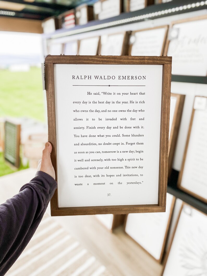 Pode incluir: Uma impress&atilde;o emoldurada com uma moldura de madeira apresenta uma cita&ccedil;&atilde;o de Ralph Waldo Emerson. A cita&ccedil;&atilde;o diz: "Ele disse: 'Escreva isso em seu cora&ccedil;&atilde;o que cada dia &eacute; o melhor dia do ano. &Eacute; rico quem possui o dia, e ningu&eacute;m possui o dia que permite que seja invadido por preocupa&ccedil;&otilde;es e ansiedade. Termine cada dia e fa&ccedil;a isso. Voc&ecirc; fez o que p&ocirc;de. Sem d&uacute;vida, alguns erros e absurdos se infiltraram. Esque&ccedil;a-os o mais r&aacute;pido poss&iacute;vel, amanh&atilde; &eacute; um novo dia; comece bem e serenamente, com um esp&iacute;rito muito elevado para ser sobrecarregado por suas velhas bobagens. Este novo dia &eacute; muito querido, com suas esperan&ccedil;as e convites, para perder um momento nos dias passados.'" A cita&ccedil;&atilde;o &eacute; numerada 37.
