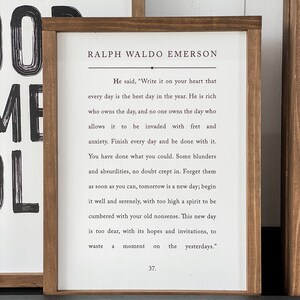 Pode incluir: Um letreiro de madeira enquadrado com fundo branco e texto preto. A cita&ccedil;&atilde;o &eacute; de Ralph Waldo Emerson e diz: "Ele disse: 'Escreva isso em seu cora&ccedil;&atilde;o que cada dia &eacute; o melhor dia do ano. &Eacute; rico quem possui o dia, e ningu&eacute;m possui o dia que permite que seja invadido pela preocupa&ccedil;&atilde;o e ansiedade. Termine cada dia e fa&ccedil;a as pazes com ele. Voc&ecirc; fez o que p&ocirc;de. Sem d&uacute;vida, alguns erros e absurdos se infiltraram. Esque&ccedil;a-os o mais r&aacute;pido poss&iacute;vel, amanh&atilde; &eacute; um novo dia; comece bem e serenamente, com um esp&iacute;rito muito elevado para ser sobrecarregado por suas velhas bobagens. Este novo dia &eacute; muito precioso, com suas esperan&ccedil;as e convites, para perder um momento nos dias passados.'" O n&uacute;mero 37 est&aacute; impresso na parte inferior do letreiro.