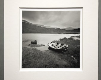 Kunstfotografie in Schwarzweiß. Das Boot, Schottland, 2019. Handgefertigter Bariumsilberdruck. Dunkelkammerfoto. Limitierte Auflage, beschränkte Auflage.