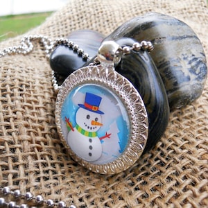 Collar colgante de cristal de hombre de nieve con opción de bisel de plata antigua o brillante y cordón o cadena, escarcha, collar de invierno, joyas de vacaciones