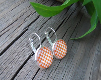 Checkerboard-hangoorbellen: oranje en wit glas, Franse hendelruggen, Tennessee waaiersieraden
