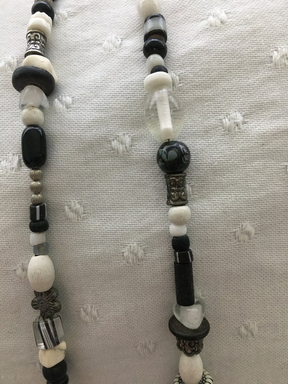 Beaded necklace black and white