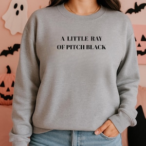 Bluza z haftem "Mały promień smolistej czerni" z napisem "Sarkazm" Zabawny prezent dla przyjaciela Koszulka na urodziny i Halloween Czarny humor Prezent dla niego