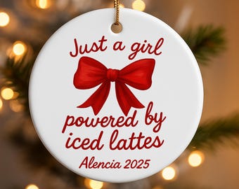 Adorno "Just a Girl Powered by Iced Lattes", regalo personalizado de barista, regalo divertido de Navidad para amantes del café, decoración para árbol de Navidad para amantes del café helado