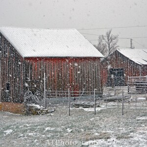 Oude schuren fotograferen op een besneeuwde dag op het platteland van de Kansas Flint heuvels op een koude winterse dag land scène voor muur Decor rustiek