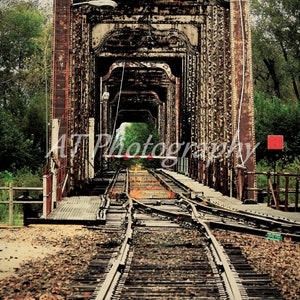 Pista de tren de hierro viejo abandonado en el medio en ningún lugar.  Gran imagen para la decoración o una tarjeta de felicitación.