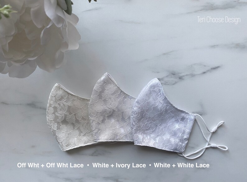 Puede incluir: Tres mascarillas blancas con diferentes patrones de encaje. Las mascarillas est&aacute;n hechas de tela blanca con una superposici&oacute;n de encaje. Los patrones de encaje son blanco roto, marfil y blanco. El texto "Off Wht + Off Wht Lace", "White + Ivory Lace" y "White + White Lace" est&aacute; escrito debajo de las mascarillas.