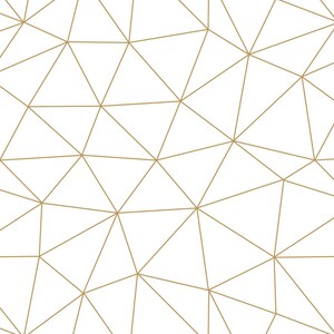 Op de afbeelding: Een naadloos patroon van gouden geometrische vormen op een witte achtergrond. Het patroon is gemaakt van driehoeken en lijnen, wat een modern en abstract ontwerp cre&euml;ert.