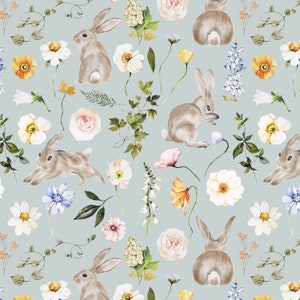 Puede incluir: Un patr&oacute;n sin costuras con ilustraciones de acuarela de conejos y flores sobre un fondo azul claro. El patr&oacute;n incluye varias flores como rosas, margaritas y campanillas, as&iacute; como hojas y enredaderas verdes.