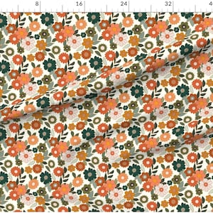 K&ouml;nnte beinhalten: Ein wei&szlig;er Stoff mit einem sich wiederholenden Muster aus orangefarbenen, rosa, gr&uuml;nen und braunen Blumen. Die Blumen sind stilisiert und haben einen Retro-Look.
