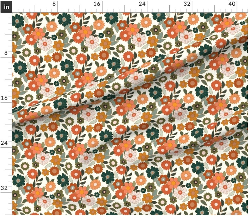 K&ouml;nnte beinhalten: Ein wei&szlig;er Stoff mit einem sich wiederholenden Muster aus orangefarbenen, rosa, gr&uuml;nen und braunen Blumen. Die Blumen sind stilisiert und haben einen Retro-Look.