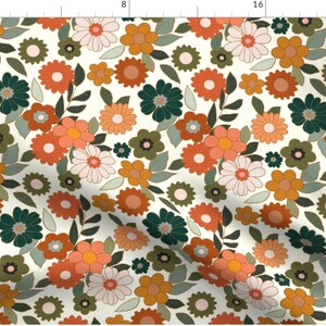 K&ouml;nnte beinhalten: Ein nahtloses Muster mit verschiedenen Blumen im Retro-Stil in den Farben Orange, Gelb, Gr&uuml;n und Wei&szlig; auf cremefarbenem Hintergrund.