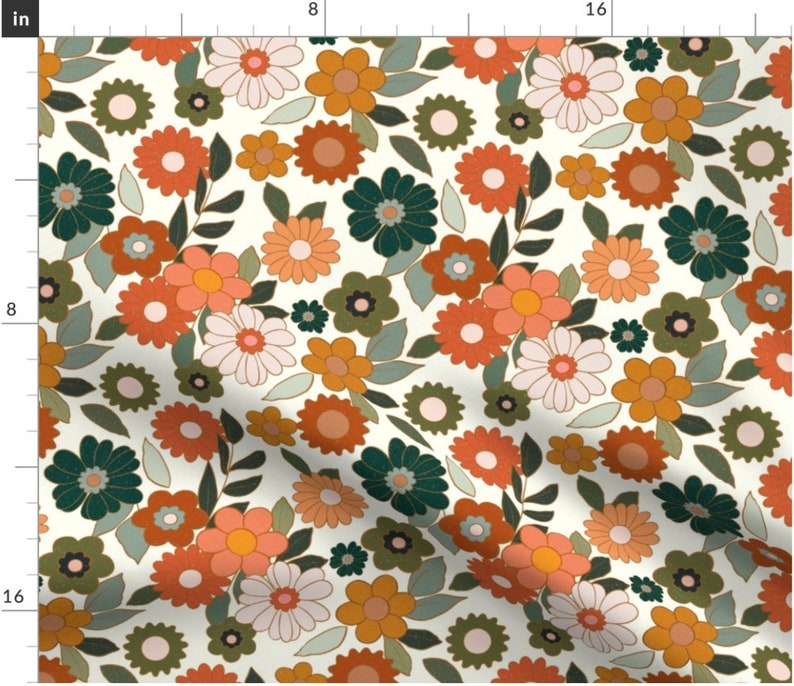 K&ouml;nnte beinhalten: Ein nahtloses Muster mit verschiedenen Blumen im Retro-Stil in den Farben Orange, Gelb, Gr&uuml;n und Wei&szlig; auf cremefarbenem Hintergrund.