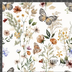 K&ouml;nnte beinhalten: Ein nahtloses Muster mit Aquarell-Illustrationen von Schmetterlingen und Wildblumen in Braun-, Gelb-, Gr&uuml;n- und Blaut&ouml;nen auf wei&szlig;em Hintergrund. Das Muster enth&auml;lt den Text "HIP KID designs".