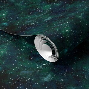 K&ouml;nnte beinhalten: Eine Rolle dunkelgr&uuml;ne und blaue Tapete mit einem Galaxie-Druck. Die Tapete zeigt ein wei&szlig;es Sternenmuster auf einem dunkelblauen Hintergrund mit gr&uuml;nen Nebeln.