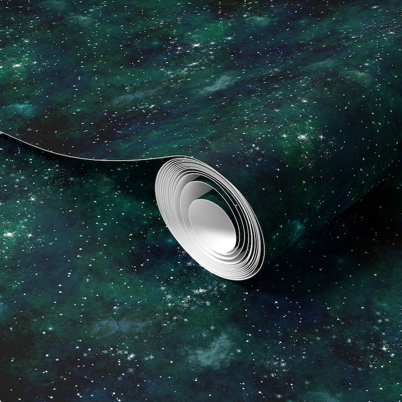 K&ouml;nnte beinhalten: Eine Rolle dunkelgr&uuml;ne und blaue Tapete mit einem Galaxie-Druck. Die Tapete zeigt ein wei&szlig;es Sternenmuster auf einem dunkelblauen Hintergrund mit gr&uuml;nen Nebeln.