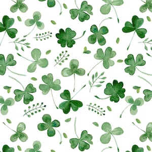 Puede incluir: Un patr&oacute;n sin costuras con ilustraciones de acuarela de tr&eacute;boles de cuatro hojas verdes y peque&ntilde;as ramitas verdes sobre un fondo blanco.