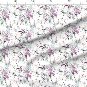 K&ouml;nnte beinhalten: Ein nahtloses Muster mit einem Aquarelldesign aus violetten, gr&uuml;nen und grauen floralen Elementen auf wei&szlig;em Hintergrund.