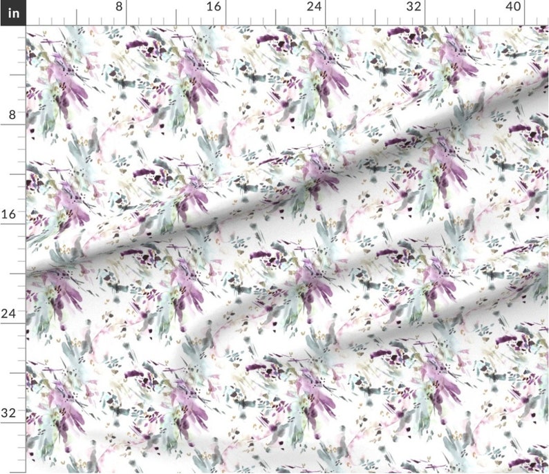 K&ouml;nnte beinhalten: Ein nahtloses Muster mit einem Aquarelldesign aus violetten, gr&uuml;nen und grauen floralen Elementen auf wei&szlig;em Hintergrund.