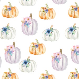 K&ouml;nnte beinhalten: Ein sich wiederholendes Muster aus Aquarell-K&uuml;rbissen in Orange-, Wei&szlig;- und Hellviolettt&ouml;nen. Jeder K&uuml;rbis ist mit einem B&uuml;ndel kleiner Blumen und Bl&auml;tter in Blau-, Rosa- und Gr&uuml;nt&ouml;nen verziert, angeordnet auf einem schlichten wei&szlig;en Hintergrund.