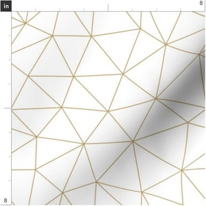 Op de afbeelding: Een witte achtergrond met een geometrisch patroon van gouden lijnen die driehoeken vormen.