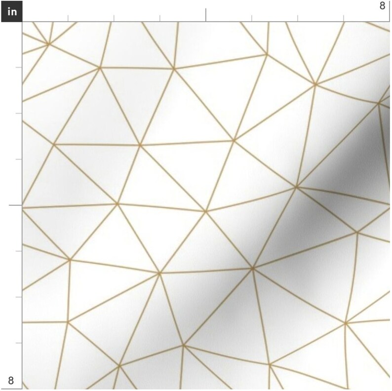 Op de afbeelding: Een witte achtergrond met een geometrisch patroon van gouden lijnen die driehoeken vormen.