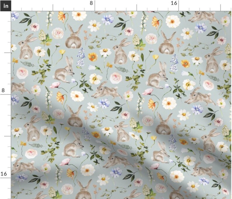 Puede incluir: Un patr&oacute;n sin costuras con ilustraciones de acuarela de conejos y flores sobre un fondo azul claro. El patr&oacute;n incluye varios tipos de flores en tonos de rosa, amarillo, blanco y azul.