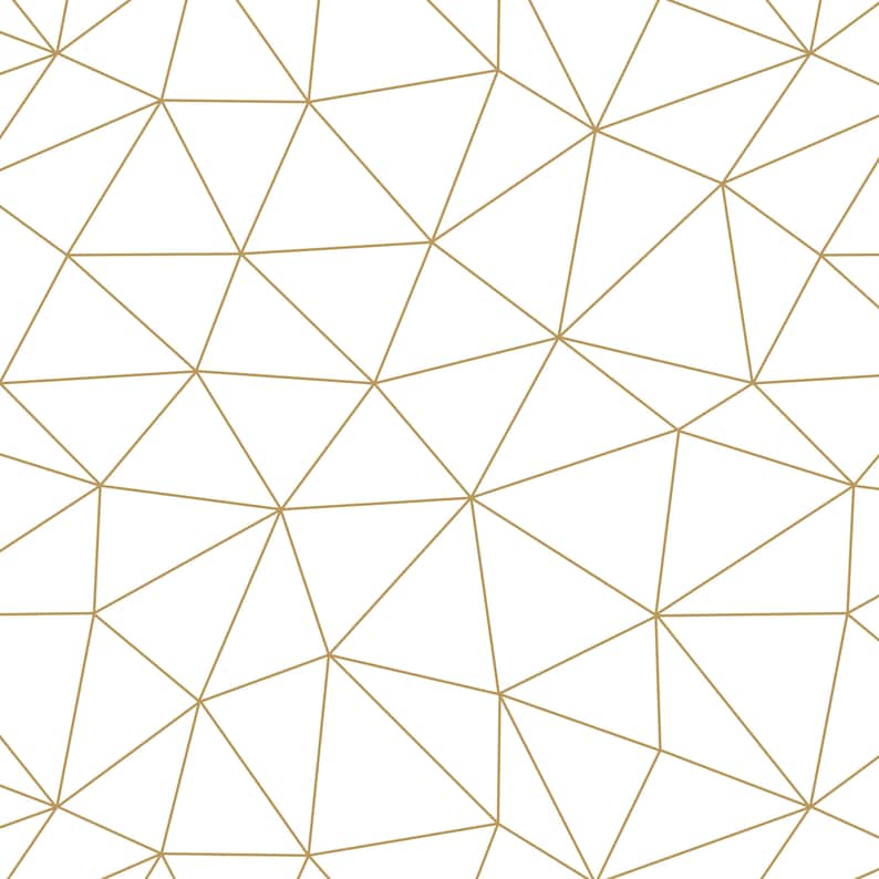 Op de afbeelding: Een naadloos patroon van gouden geometrische vormen op een witte achtergrond. Het patroon is gemaakt van driehoeken en lijnen, wat een modern en abstract ontwerp cre&euml;ert.