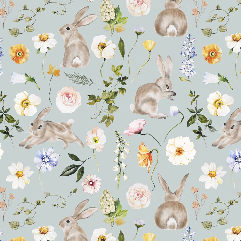 Puede incluir: Un patr&oacute;n sin costuras con ilustraciones de acuarela de conejos y flores sobre un fondo azul claro. El patr&oacute;n incluye varias flores como rosas, margaritas y campanillas, as&iacute; como hojas y enredaderas verdes.