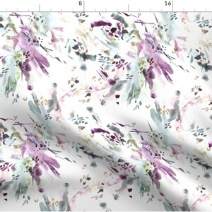 K&ouml;nnte beinhalten: Ein nahtloses Muster mit abstrakten Aquarell-Pinselstrichen in Violett-, Gr&uuml;n- und Goldt&ouml;nen auf wei&szlig;em Hintergrund.