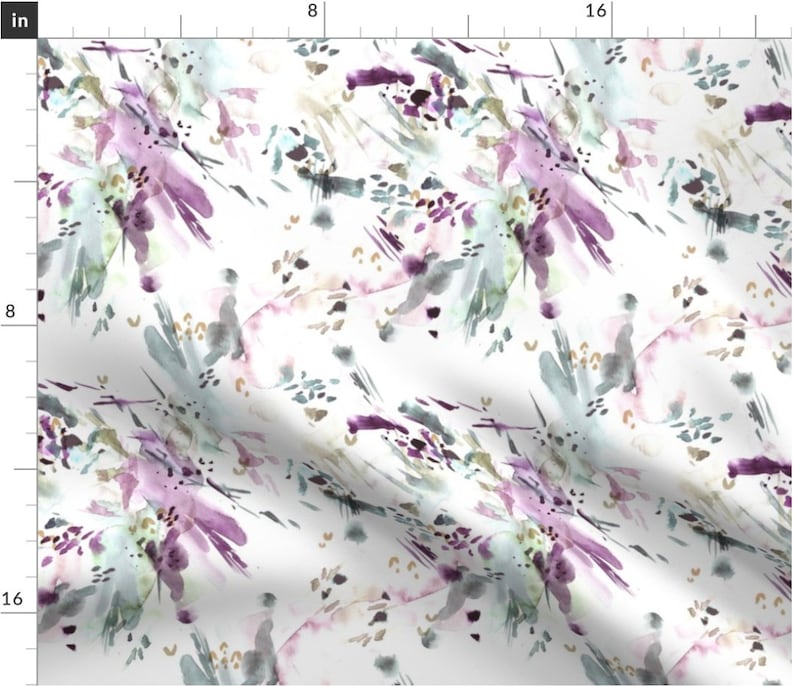 K&ouml;nnte beinhalten: Ein nahtloses Muster mit abstrakten Aquarell-Pinselstrichen in Violett-, Gr&uuml;n- und Goldt&ouml;nen auf wei&szlig;em Hintergrund.