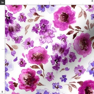 Op de afbeelding: Een naadloos patroon met aquarel paarse en roze bloemen op een witte achtergrond. De bloemen zijn in verschillende maten en vormen en cre&euml;ren een delicaat en romantisch ontwerp.