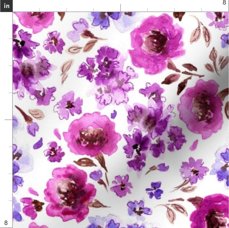 Op de afbeelding: Een naadloos patroon met aquarel paarse en roze bloemen op een witte achtergrond. De bloemen zijn in verschillende maten en vormen en cre&euml;ren een delicaat en romantisch ontwerp.