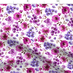 Op de afbeelding: Een naadloos patroon met aquarel roze en paarse bloemen op een witte achtergrond. De bloemen zijn in een willekeurig patroon gerangschikt en worden omringd door groene bladeren.