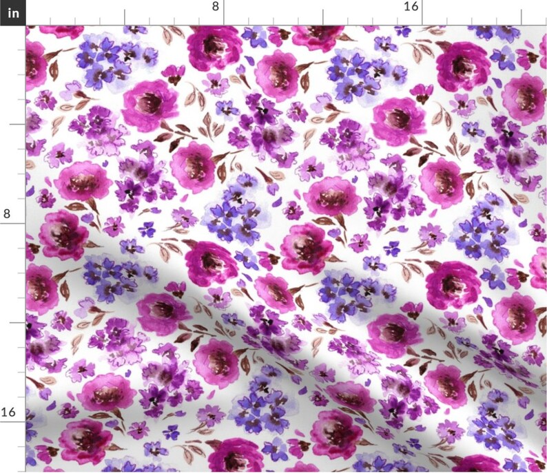 Op de afbeelding: Een naadloos patroon met aquarel roze en paarse bloemen op een witte achtergrond. De bloemen zijn in een willekeurig patroon gerangschikt en worden omringd door groene bladeren.