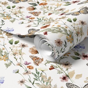 K&ouml;nnte beinhalten: Wei&szlig;e Tapete mit einem sich wiederholenden Muster aus Aquarell-Schmetterlingen, Blumen und Bl&auml;ttern. Die Schmetterlinge sind in Orange-, Braun- und Schwarzt&ouml;nen gehalten. Die Blumen sind in Rosa-, Orange- und Gelbt&ouml;nen gehalten. Die Bl&auml;tter sind in Gr&uuml;nt&ouml;nen gehalten.