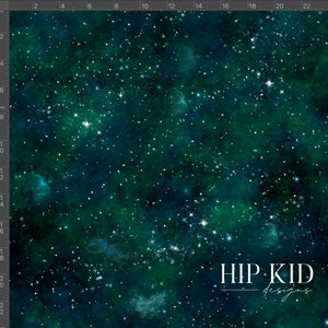 K&ouml;nnte beinhalten: Ein dunkelgr&uuml;ner und blauer Galaxie-Druck mit wei&szlig;en Sternen. Der Druck zeigt eine Nebel mit einem wirbelnden Muster. Der Text "HIP KID designs" befindet sich in der unteren rechten Ecke.