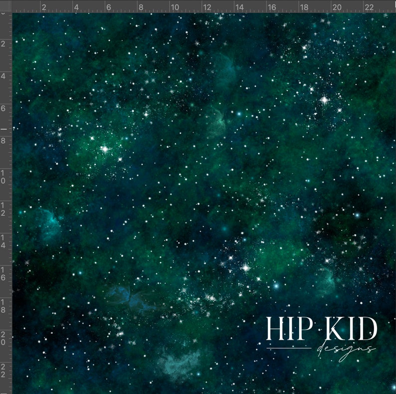 K&ouml;nnte beinhalten: Ein dunkelgr&uuml;ner und blauer Galaxie-Druck mit wei&szlig;en Sternen. Der Druck zeigt eine Nebel mit einem wirbelnden Muster. Der Text "HIP KID designs" befindet sich in der unteren rechten Ecke.