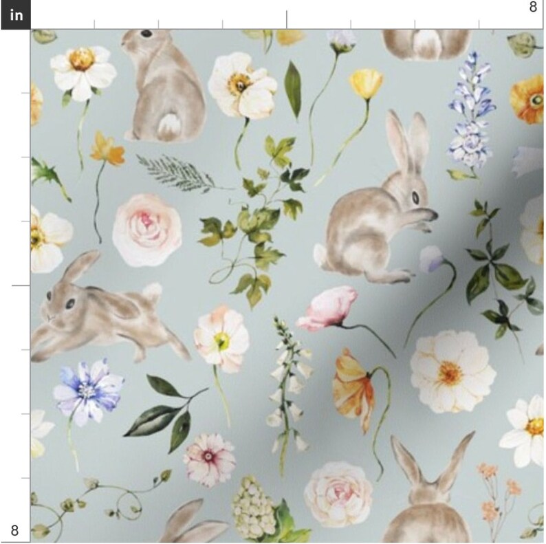 Puede incluir: Un patr&oacute;n sin costuras con ilustraciones de acuarela de conejos y flores sobre un fondo azul claro. El patr&oacute;n incluye flores blancas, rosas, amarillas y azules, as&iacute; como hojas verdes.
