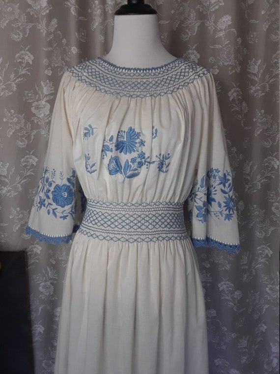 1940's Ladies White and Blue Floral Embroidred Fol