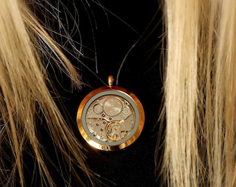 Collar colgante con un movimiento de reloj, steampunk vintage, reloj antiguo retro hecho a mano colgante redondo en marco de color oro