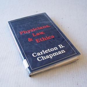 Puede incluir: Un libro de tapa dura azul titulado "Physicians, Law, & Ethics" de Carleton B. Chapman.