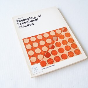 Könnte beinhalten: Ein weißes Buch mit dem Titel "Psychology of Exceptional Children" in schwarzer Schrift. Der Umschlag zeigt ein geometrisches Muster aus orangefarbenen und weißen Kreisen.