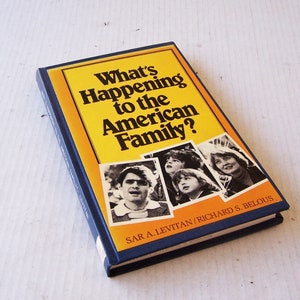 Pode incluir: Uma capa de livro amarela e azul com o título "What's Happening to the American Family?" de Sar A. Levitan/Richard S. Belous. A capa apresenta fotos em preto e branco de uma família.