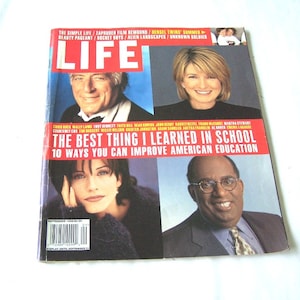 Può includere: Una copertina di rivista per la rivista LIFE, con un logo rosso e bianco con la parola "LIFE" in grassetto in lettere bianche. La copertina presenta quattro persone: un uomo con i capelli grigi e una camicia bianca, una donna con i capelli biondi e una camicia bianca, una donna con i capelli castani e un maglione nero e un uomo con i capelli neri e una camicia blu. Il titolo della copertina recita "La cosa migliore che ho imparato a scuola" e "10 modi per migliorare l'istruzione americana".