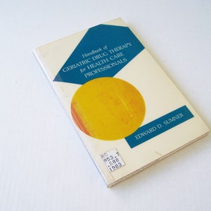 以下が含まれることがあります： 表紙が青と黄色のデザインの白い本。タイトルは「Handbook of Geriatric Drug Therapy for Health Care Professionals」で、著者はエドワード・D・サマーです。
