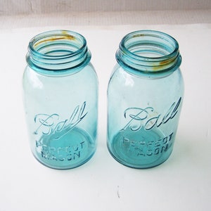 Vintage Ball Perfect Mason Jars zestaw dwóch, niebieskie szklane słoiki kwarta, retro słoiki do konserw, wystrój wiejskiego domu, stare słoiki Ball