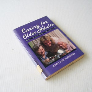 Puede incluir: Se muestra un libro titulado "Caring for Older Adults" con el subtítulo "Basic Nursing Skills and Concepts". La portada es morada con texto blanco y una foto de tres mujeres. El nombre del autor, Joan Carson Breitung, está impreso en la parte inferior.
