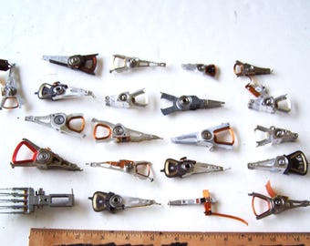Hårddiskar eller ställdonsarmar/spolar för datorer, 21 delar, datordelar, hårddiskhuvuden, metallskulpturdelar, robotdelar, säljare i USA
